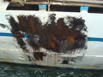 Het resultaat van een paar dagen storm op de scheepshuid. De huid is wat ingedeukt, de spanten gelukkig niet. Inmiddels zijn we weer mooi wit en blauw.
